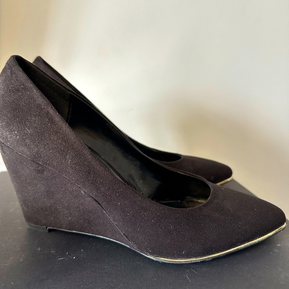 Black dress shoe